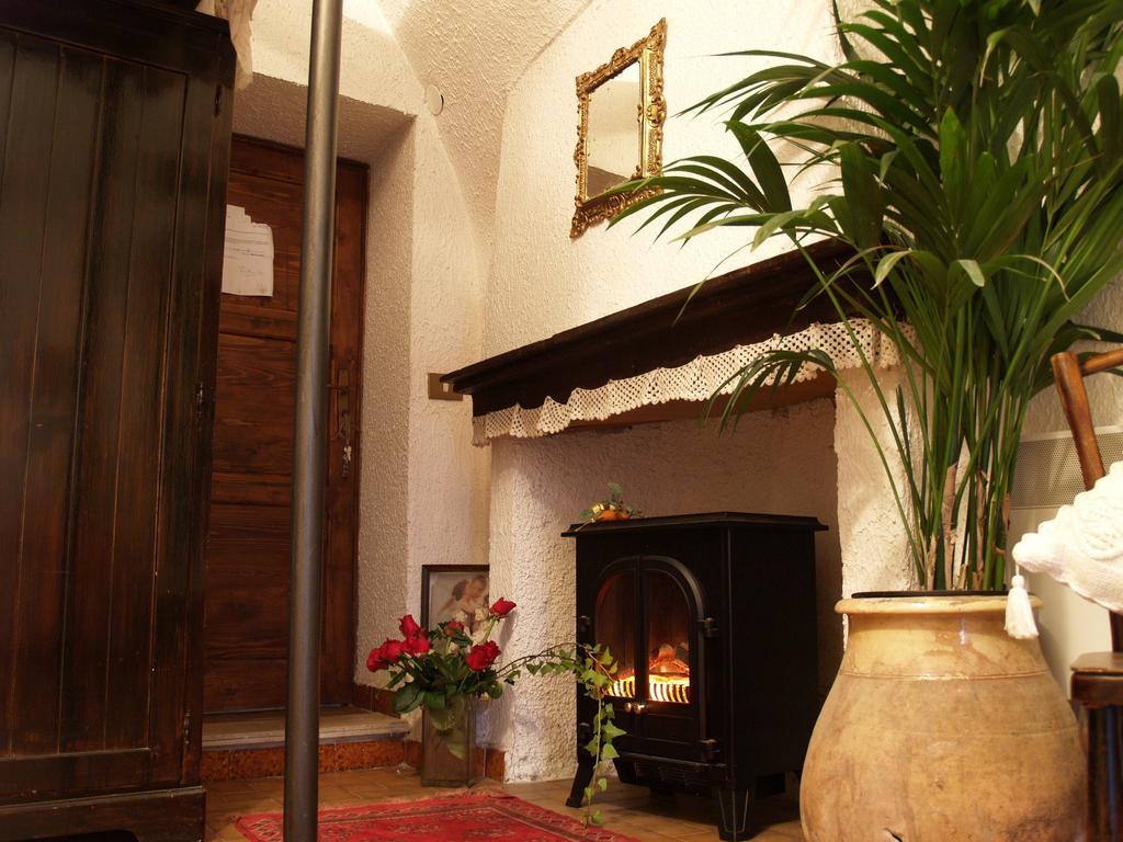Le Petit Chateau Bed and Breakfast Dolceacqua Habitación foto